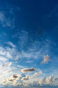 背景使用时白天的蓝色天空和白云的图像图片