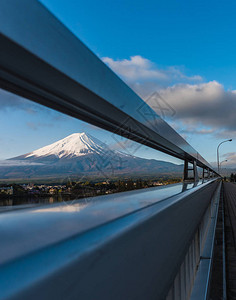 富士山和湖码头川口和小桥的图像早上图片