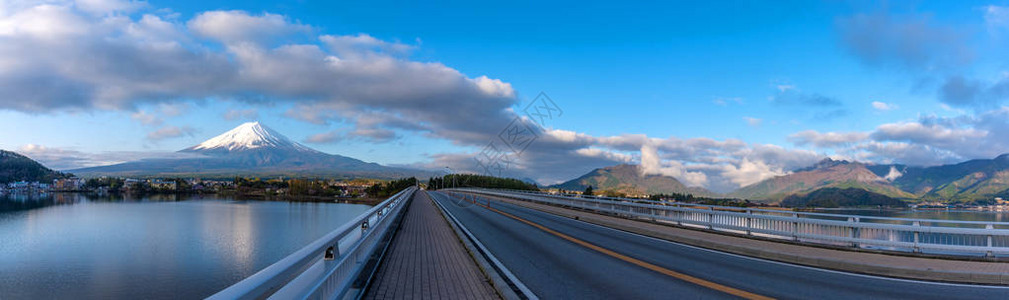 富士山和湖码头的全景图片