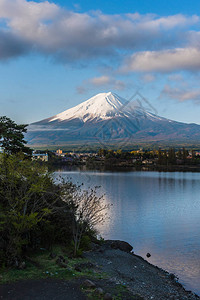 富士山和川口湖与川口子市早上的图像图片