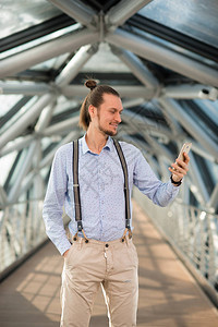 自信的男人坐在一个光亮的走廊里管状钢结构图片