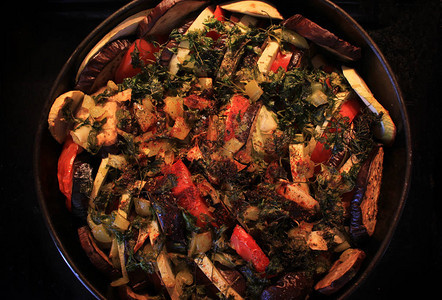 料理鼠王由西葫芦茄子辣椒洋葱大蒜和西红柿与香草制成的素食法式菜肴传图片