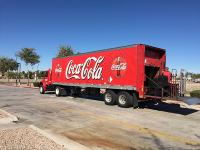 可口乐卡车在运送可乐到商店出售的卡车上签名可口乐或可口乐是可口乐公司生产的碳酸软饮料它最初是作为专利药使用的图片