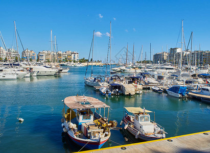 希腊雅典2018年6月29日希腊渔船停泊在比雷埃夫斯Mikrolimano港口图片