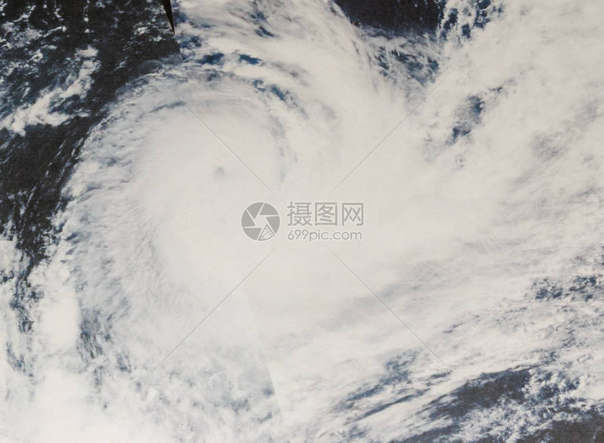 台风Wukong在西北太平洋开发了一只眼睛图片