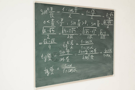 写在黑板上的数学公式学校图片