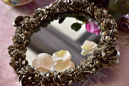 房间桌子上装饰着花的镜子图片