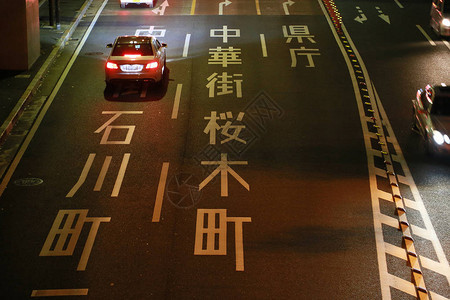 日本横滨市汽车和道路的夜景图片