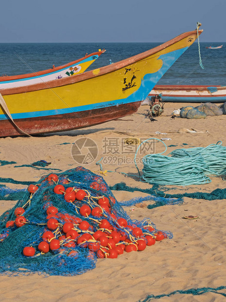印度泰米尔纳德邦Mamallapuram海滩上的当地捕鱼船队和设备的一部分孟加拉湾近海渔业的主要渔获物图片