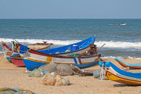 印度泰米尔纳德邦Mamallapuram海滩上的当地捕鱼船队和设备的一部分孟加拉湾近海渔业的主要渔获物图片