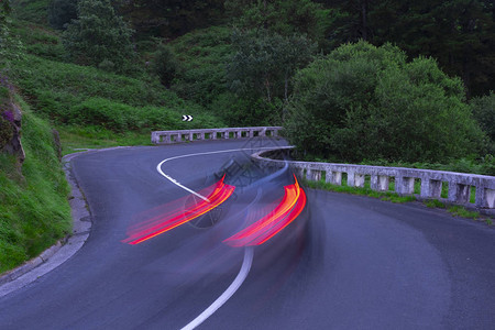 道路曲线上的汽车灯图片