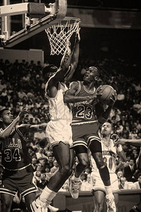 来自芝加哥公牛队的迈克尔乔丹名人堂球员在常规NBA比赛中的比赛动作迈克尔乔丹是前职业篮球运动员在退役之前图片
