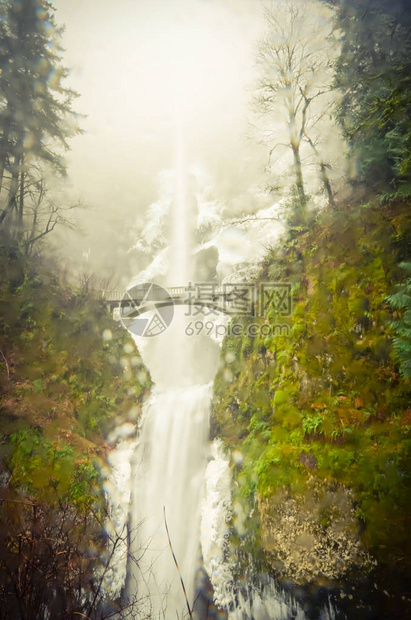 复古色调冰冷的Multnomah瀑布在冬季它是哥伦比亚河峡谷俄勒冈一侧的瀑布图片