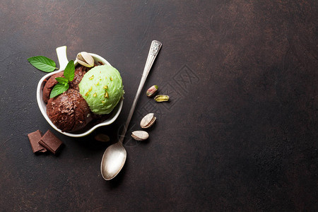 带巧克力和坚果的冰淇淋有文字空图片