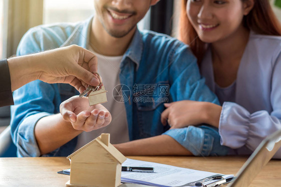 销售代表上的特写房屋模型在新地方的工作空间桌上提供房屋价格表和购买或租赁条件搬图片