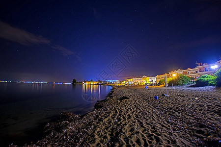 在希腊哈尔基迪夜海滩的浪漫户外摄影沙滩海水中彩色照明和图片