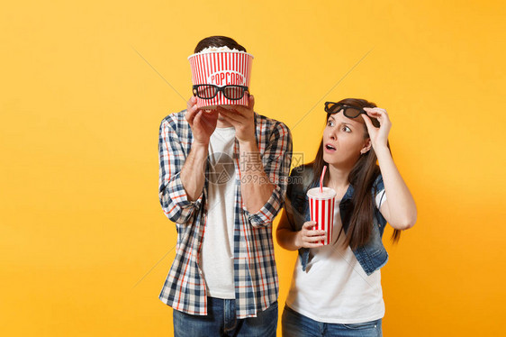 穿着3D眼镜的年轻陌生夫妇男女青年在看电影图片