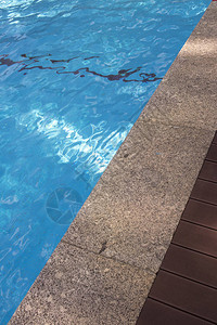 暑期户外游泳池在豪华度图片