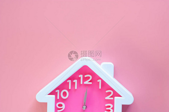 十二点左右时钟的家形粉色时钟图片