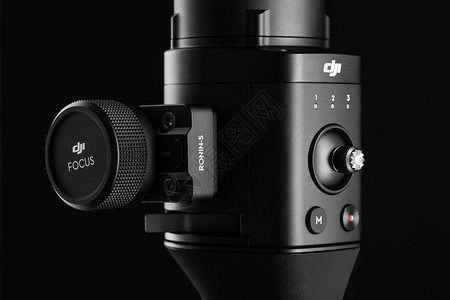 RoninS是DSLR或DJI公司制造的无镜照相机在黑色上隔离的三轴机械图片