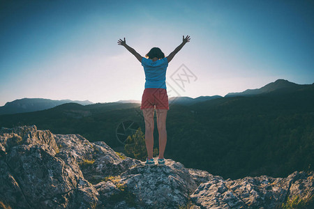 双手举高女孩图片