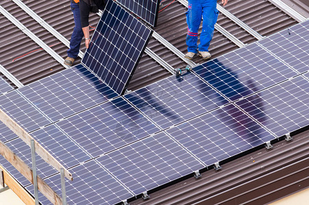 在屋顶上安装太阳能电池板图片