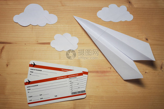 飞机票和纸机都以木制背景顶尖视野为根据图片