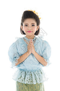 穿着白色背景泰国服装的可爱小妞图片