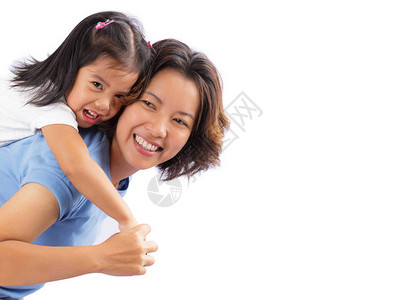 快乐的母亲和女儿一起骑着孤立在白种背景的幸图片