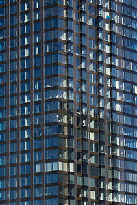 现代玻璃摩天大楼背景有天图片