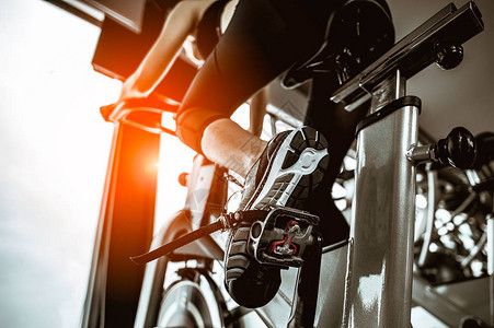 在健身房锻炼自行车的健身女锻炼概念健身和健图片