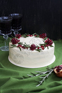 巧克力蛋糕配浆果奶油白奶酪油石榴浆果和迷迭香枝两杯红酒生日蛋糕或婚图片