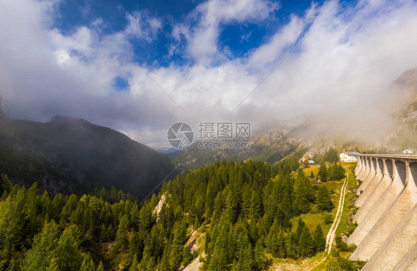 费达亚湖法萨谷特伦蒂诺阿尔托阿迪吉卡纳泽伊市附近的一个人工湖和水坝图片