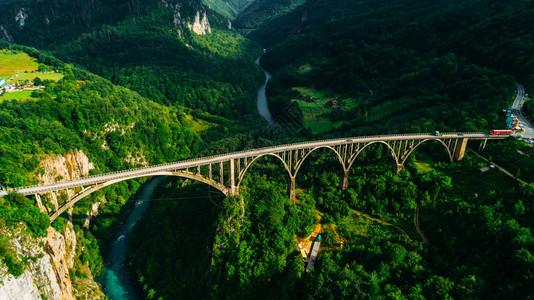 山区杜德维察塔拉弧桥鸟瞰图图片