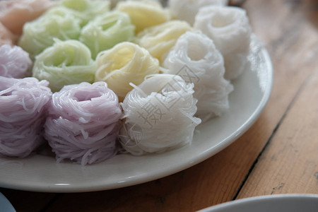 五颜六色的泰国粉丝天然草药色米粉图片