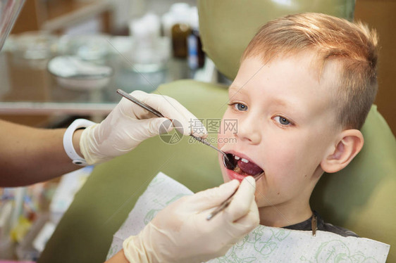 一个小男孩在牙科诊所的牙医招待会上儿童牙科儿童牙科一位女图片