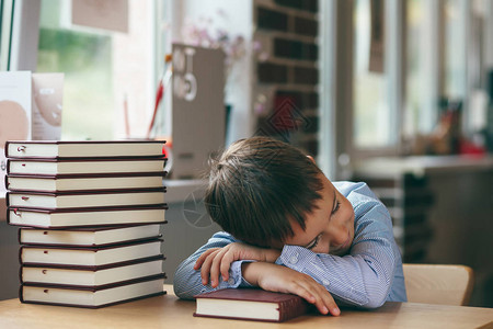 学龄前男孩睡在桌子上图片