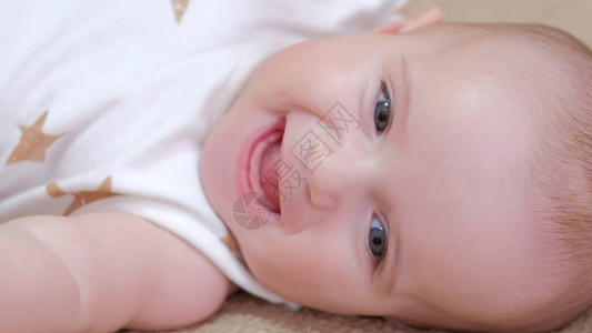 快乐可爱的婴儿宝微笑新生儿活图片