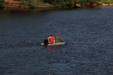 两名渔民乘坐橡皮船在捕鱼旅行时驾图片