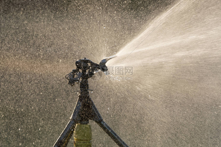 夜中详细喷水器顶部图片