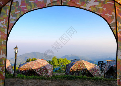 山上帐篷营地的风景和晨图片