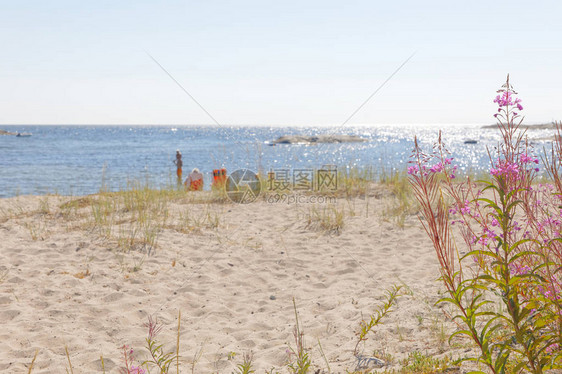 瑞典克瓦尔桑德KVARSAND蓝水闪亮沙滩上隔图片