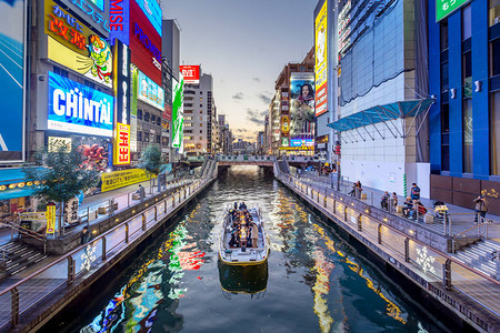 夜视和模糊的人背景图片