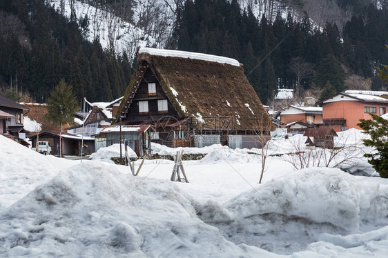 白天日本中部白川乡村的建筑景观图片