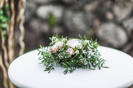 白色的婚桌装饰着绿色的粉色牡丹花图片