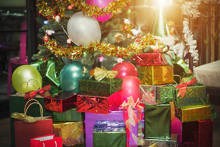 圣诞礼物赠送概念许多带丝的箱子在聚会室里图片