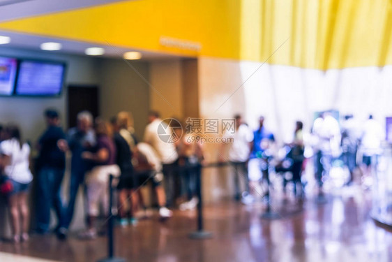 运动模糊了在沃思堡博物馆登记柜台入口排队的长的人一大群不同的多民族游客挤满了家庭成员成人儿童幼儿在图片