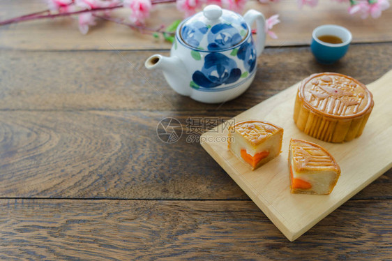 食品甜点装饰秋节背景概念的特写图像在现代质朴的木板上用茶杯和粉红色的花朵来吃和喝蛋糕设计的自由图片