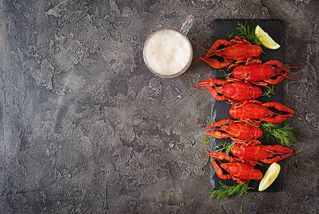 啤酒杯和红煮的龙虾鱼上装着柠檬片最顶端风图片