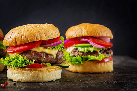 汉堡包有肉牛汉堡和深底的新鲜蔬菜图片